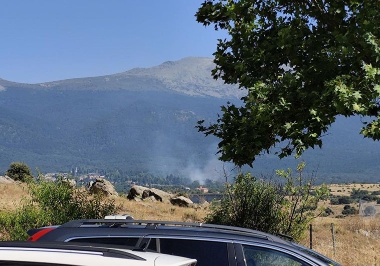 Columna de humo procedente del incendio en La Granja.