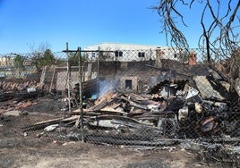Restos incendiados en la parcela en Villamuriel.