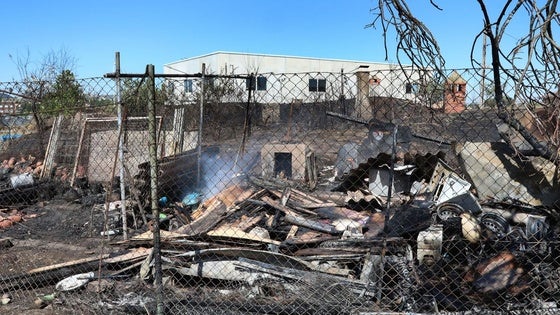 Extensa humareda al arder un almacén junto a la esclusa 33 en Villamuriel