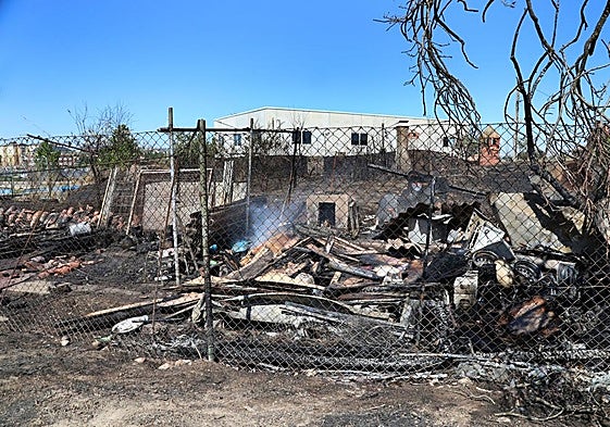 Restos incendiados en la parcela en Villamuriel.