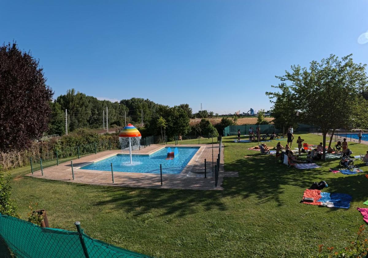 Las piscinas municipales son un punto de referencia durante el verano.