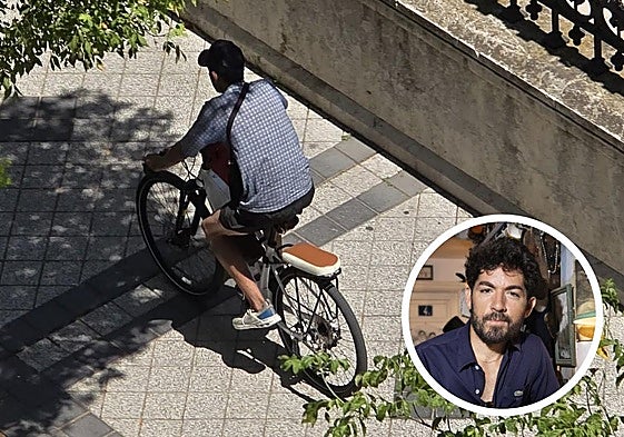 Imagen captada por un vecino de una persona montada en la bicicleta del cantante de Siloé. En el círculo, Fito.