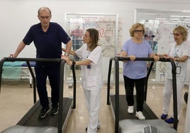 Pacientes y profesionales sanitarios, en el gimnasio del Rehabilitación Cardiaca del Hospital Universitario Río Hortega.