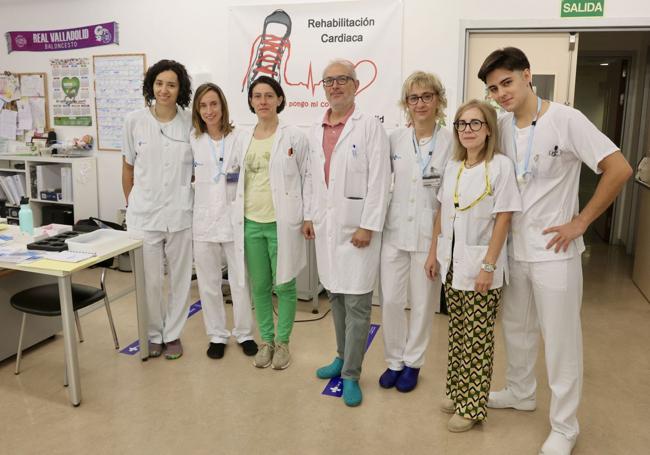 Enfermeras y fisioterapeutas con los cardiólogos María Acuña y Juan Carlos Muñoz y la médico rehabilitadora María Jesús Antón, en el gimnasio de la Unidad de Rehabilitación Cardiaca.