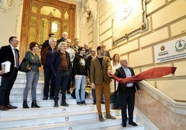 El alcalde, Jesús Julio Carnero, descubre en 2023 la placa que reconocía a Valladolid como una de las 100 ciudades con el objetivo «climáticamente neutras» en 2030.