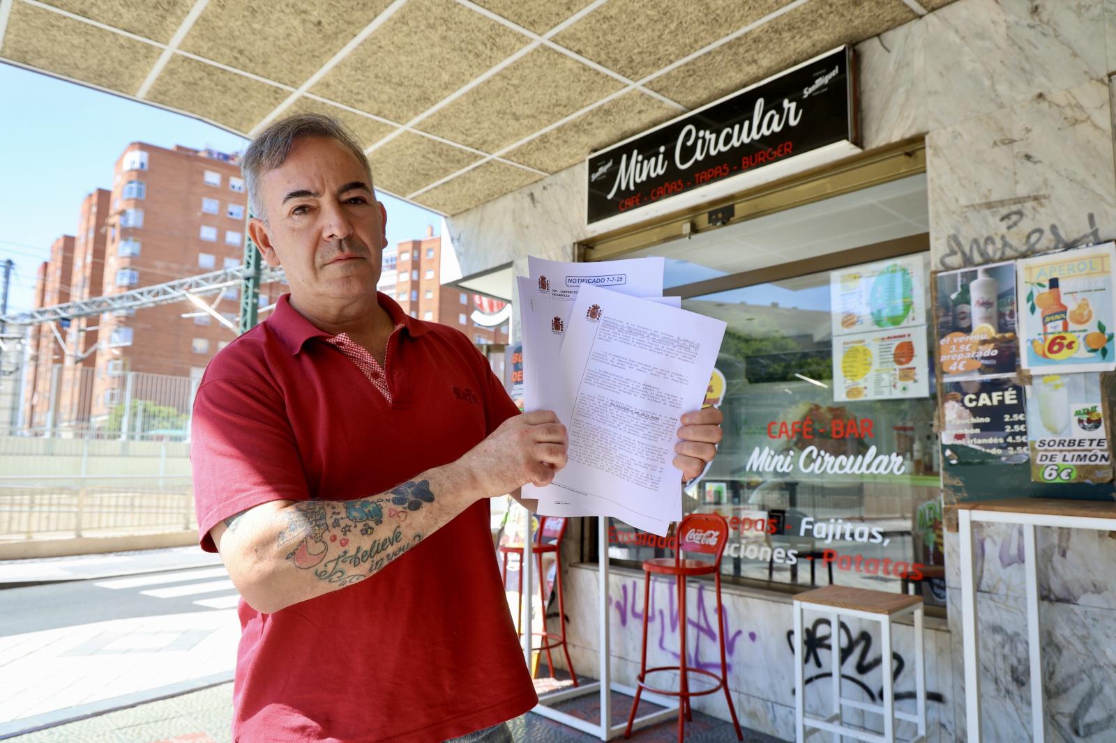 Miguel Asensio, propietario del bar Mini Circular, ha presentado un contencioso después de que la sociedad responsable de las obras rechazara indemnizarle.
