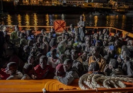 Inmigrantes subsaharianos en Puerto del Rosario (Fuerteventura) tras ser rescatados de una patera.