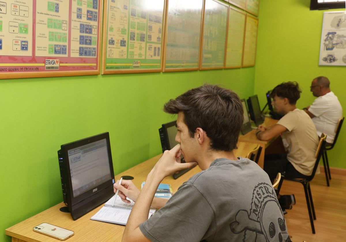 Varios alumnos, en clase teórica en una autoescuela de Palencia.