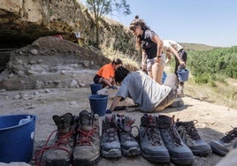 Participantes en una anterior campaña de excavaciones en el yacimiento del Abrigo de San Lázaro, en Segovia.