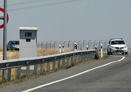 Varios vehículos circulan junto a un radar instalado en un tramo de la carretera N-110 en Segovia.