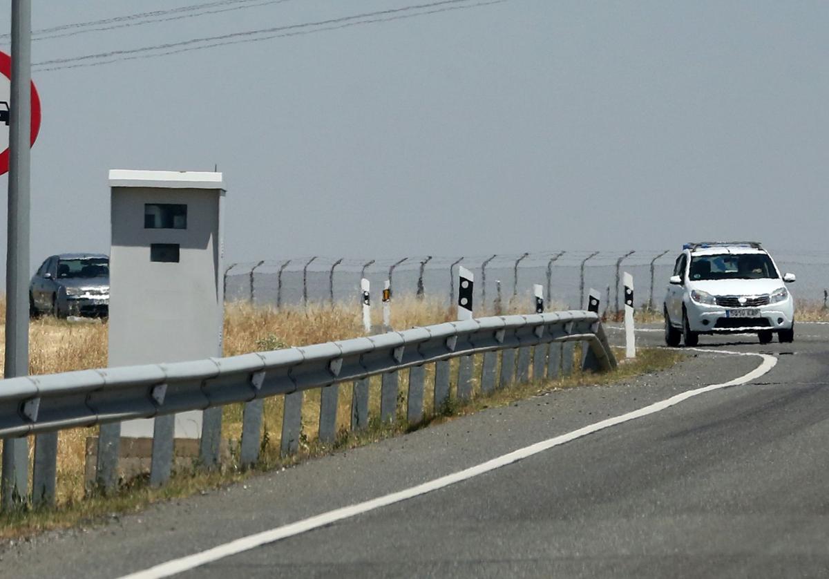 Varios vehículos circulan junto a un radar instalado en un tramo de la carretera N-110 en Segovia.