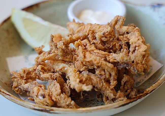Primer plato del menú, rejos de calamar.
