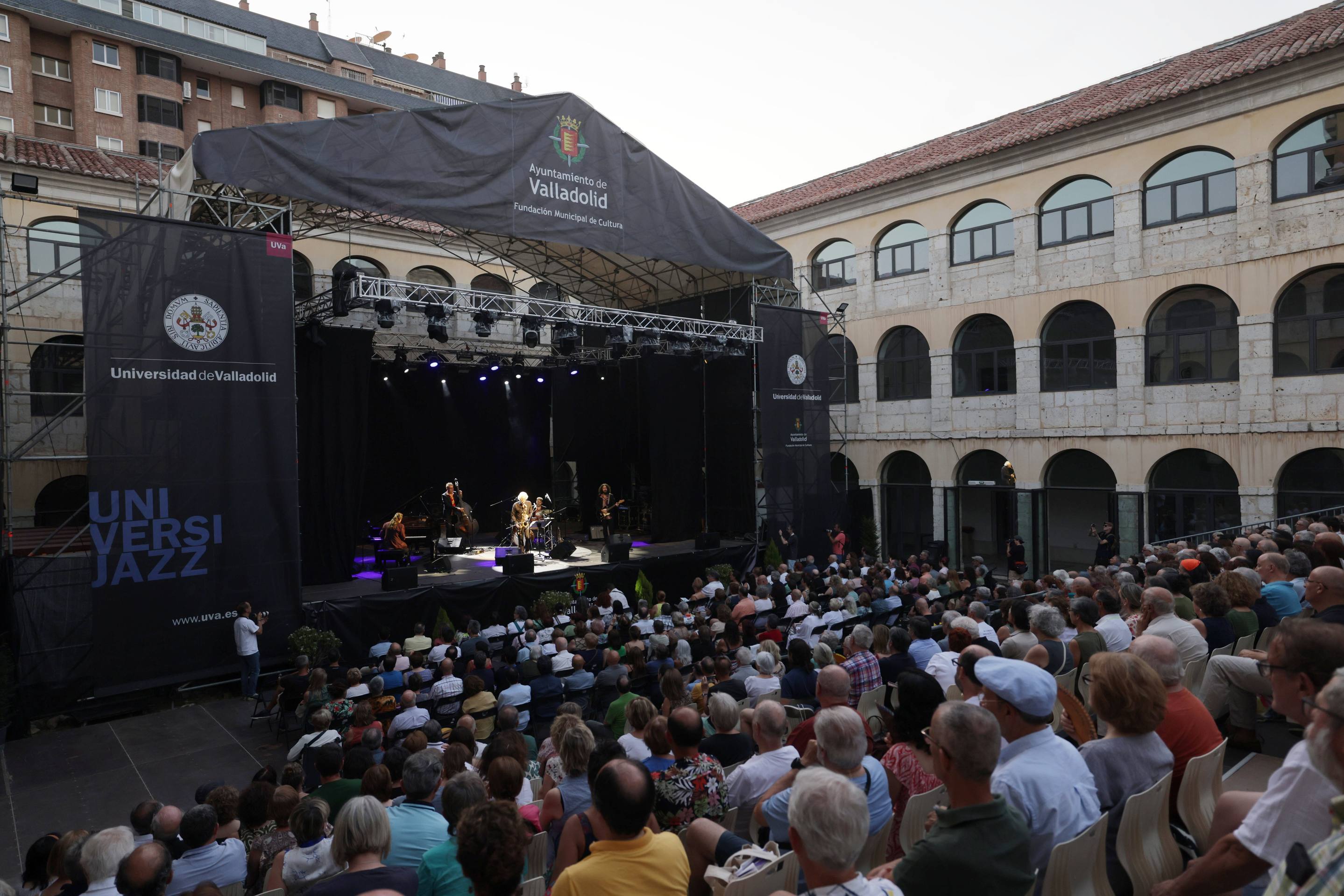 El concierto de «Blue Lou» Marini & Lluís Coloma Musical Troupe, en imágenes
