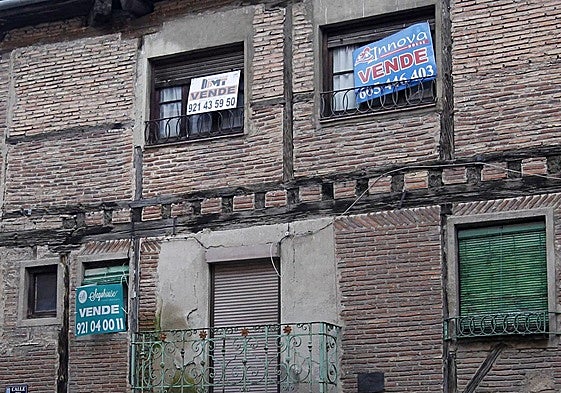 Carteles de 'se vende' en un edificio en la capital segoviana.