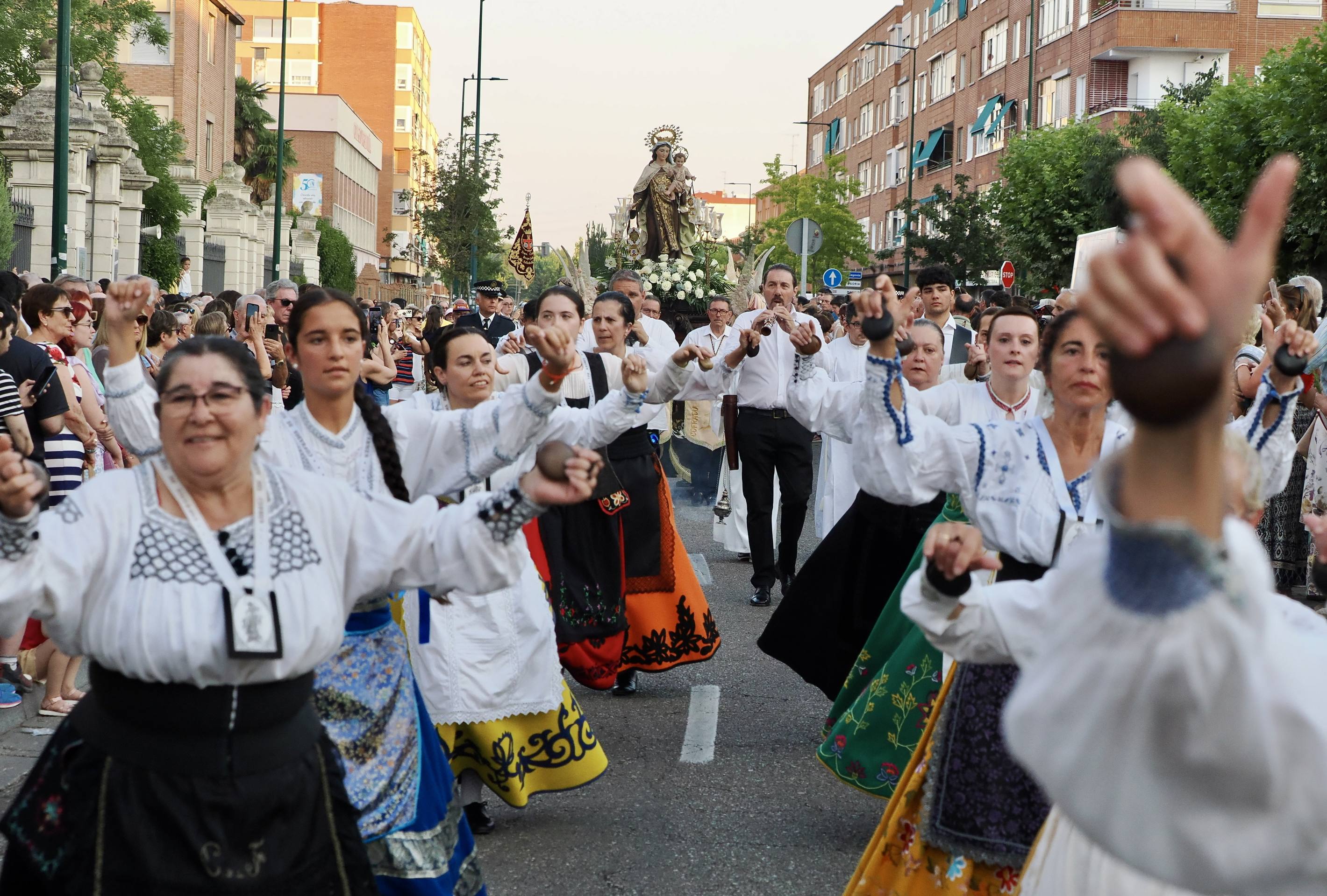 La Virgen del Carmen procesiona por las calles de Valladolid