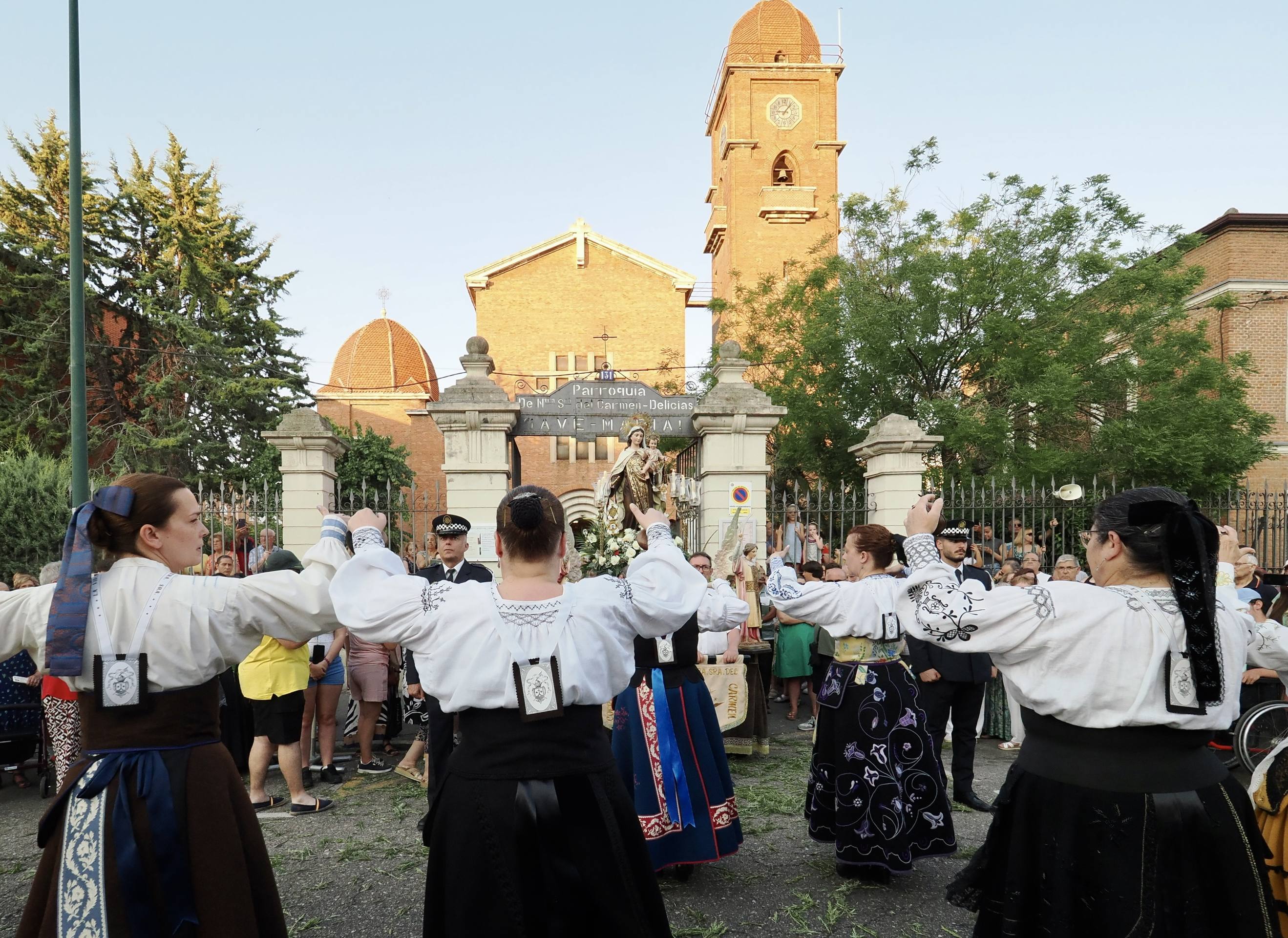 La Virgen del Carmen procesiona por las calles de Valladolid