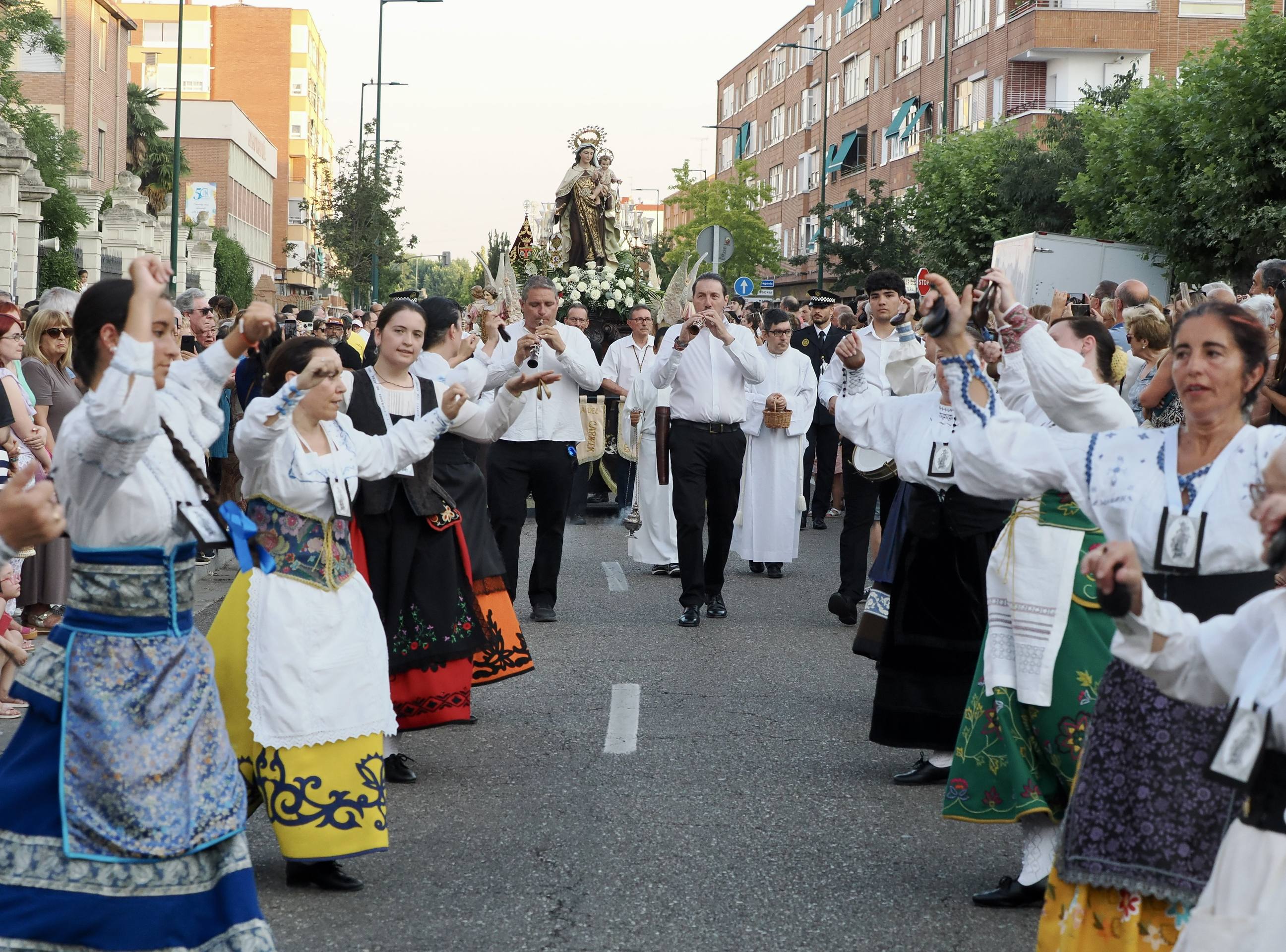 La Virgen del Carmen procesiona por las calles de Valladolid