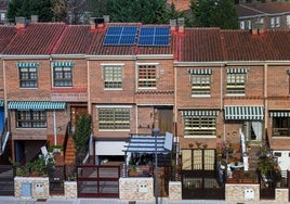 Placas solares instaladas en una vivienda en una image de archivo.