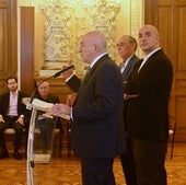 Jesús Julio Carnero presenta el primer informe de Eficia junto a los responsables de la empresa, el pasado 1 de octubre.
