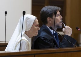 La acusada de apropiación indebida en el reparto de una herencia, en el banquillo de los acusados durante la celebración de la vista.