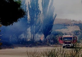 Los Bomberos de Valladolid trabajan para extinguir las llamas.