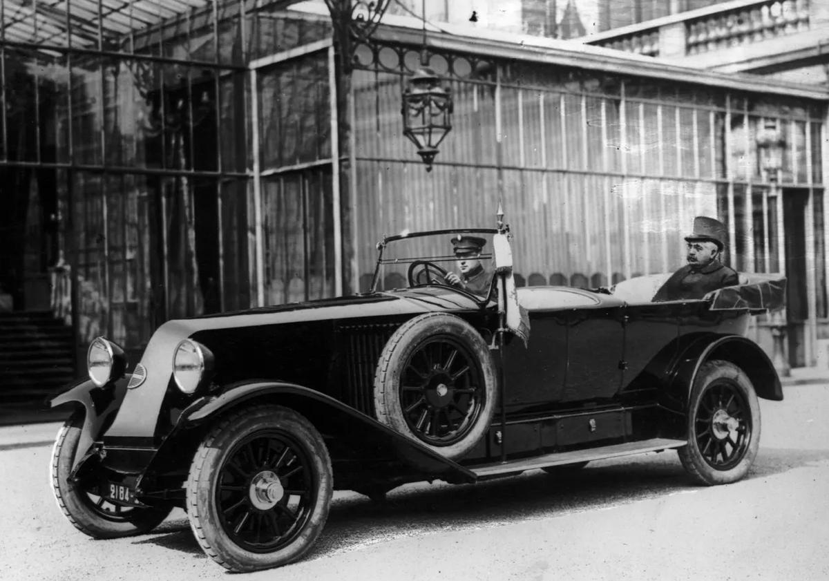 Imagen principal - Arriba, el Renault 40CV, coche oficial de los presidentes Paul Deschanel, Alexandre Millerand y Gaston Doumergue. En el medio, el Reinastella convertible, vehículo de los presidentes Paul Doumer y Albert Lebrun. Abajo, el Vel Satis V6 de Nicolas Sarkozy.