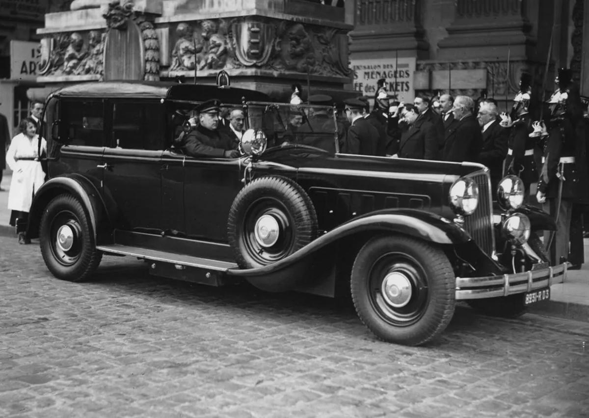 Imagen secundaria 1 - Arriba, el Renault 40CV, coche oficial de los presidentes Paul Deschanel, Alexandre Millerand y Gaston Doumergue. En el medio, el Reinastella convertible, vehículo de los presidentes Paul Doumer y Albert Lebrun. Abajo, el Vel Satis V6 de Nicolas Sarkozy.