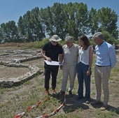 El director de los trabajos de excavación, Santiago Martínez, junto a autoridades en el yacimiento.