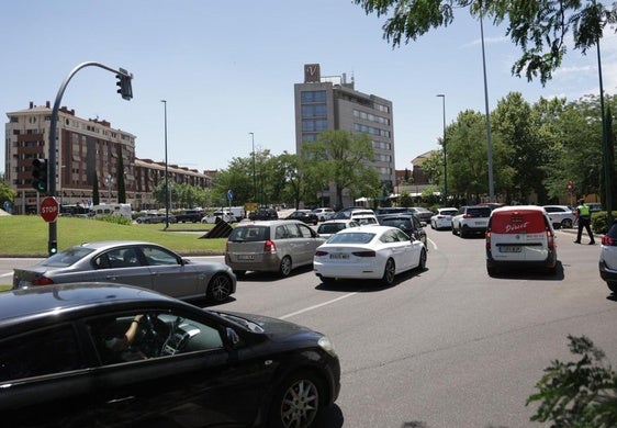 Retenciones en la avenida de Zamora en la glorieta de Vallsur.