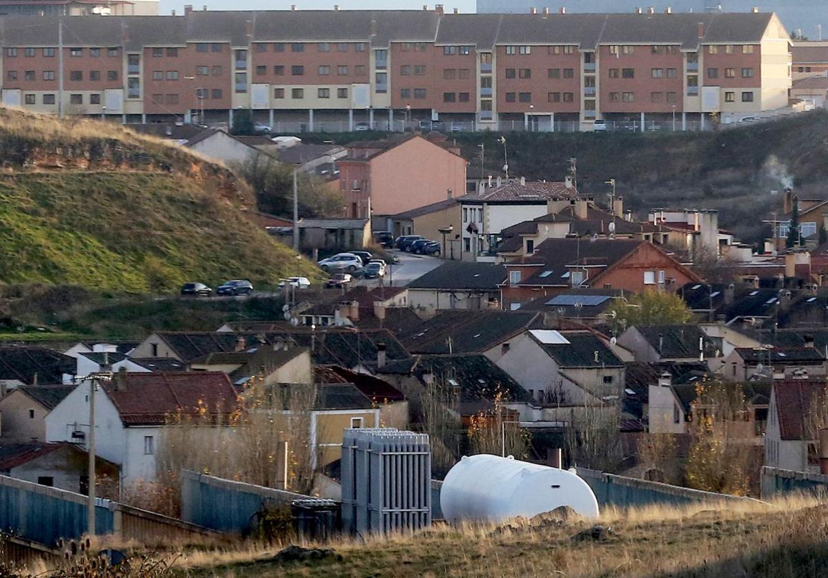 Parte del casco urbano de la localidad segoviana de Bernuy de Porreros, con construcciones más recientes al fondo y edificios más antiguos en la zona baja.