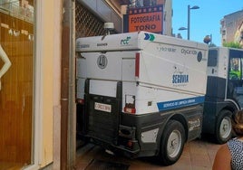 Máquina de la limpieza que ha chocado contra el escaparate de un comercio.