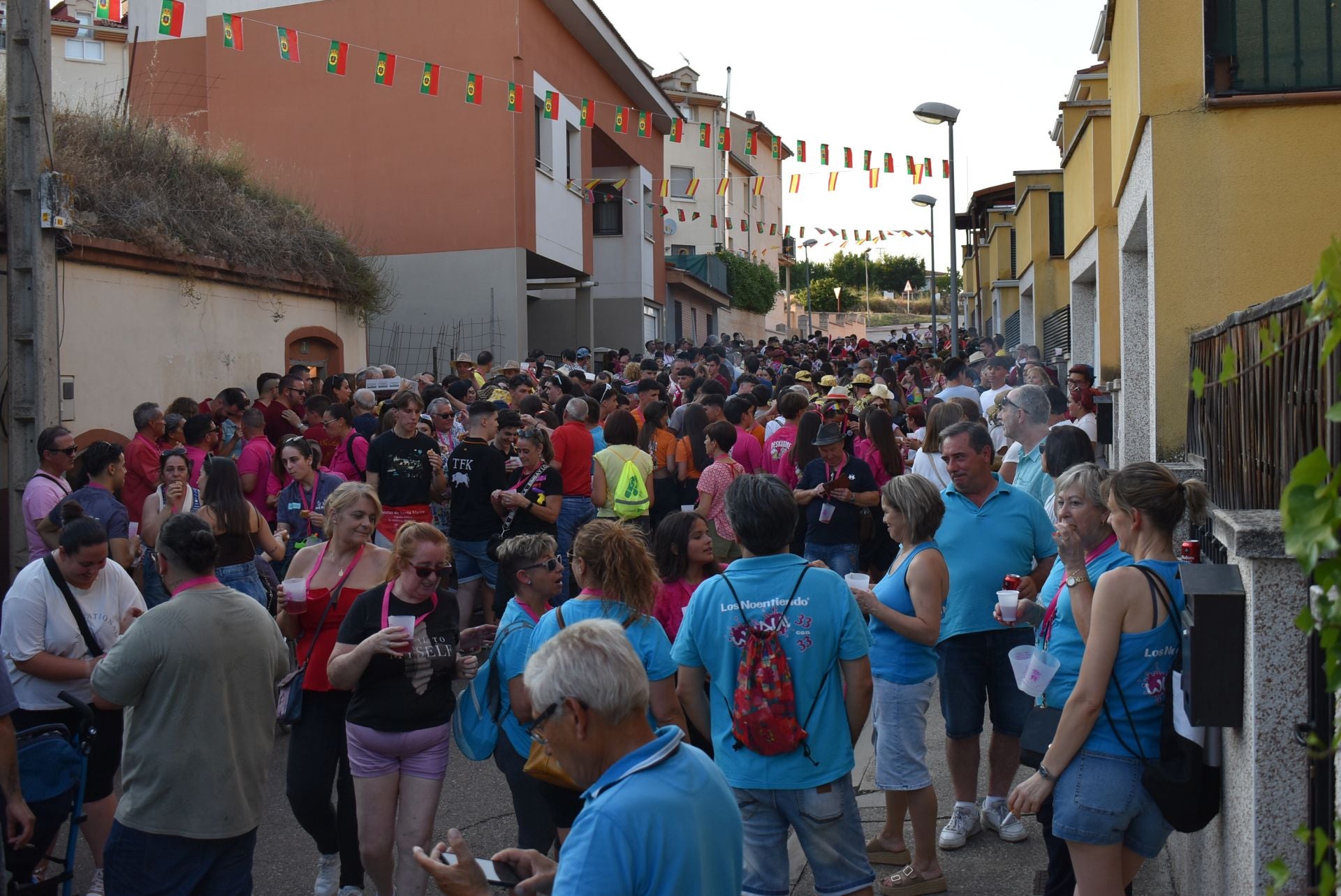 Las peñas durante el pasacalles y la degustación del Cigalito