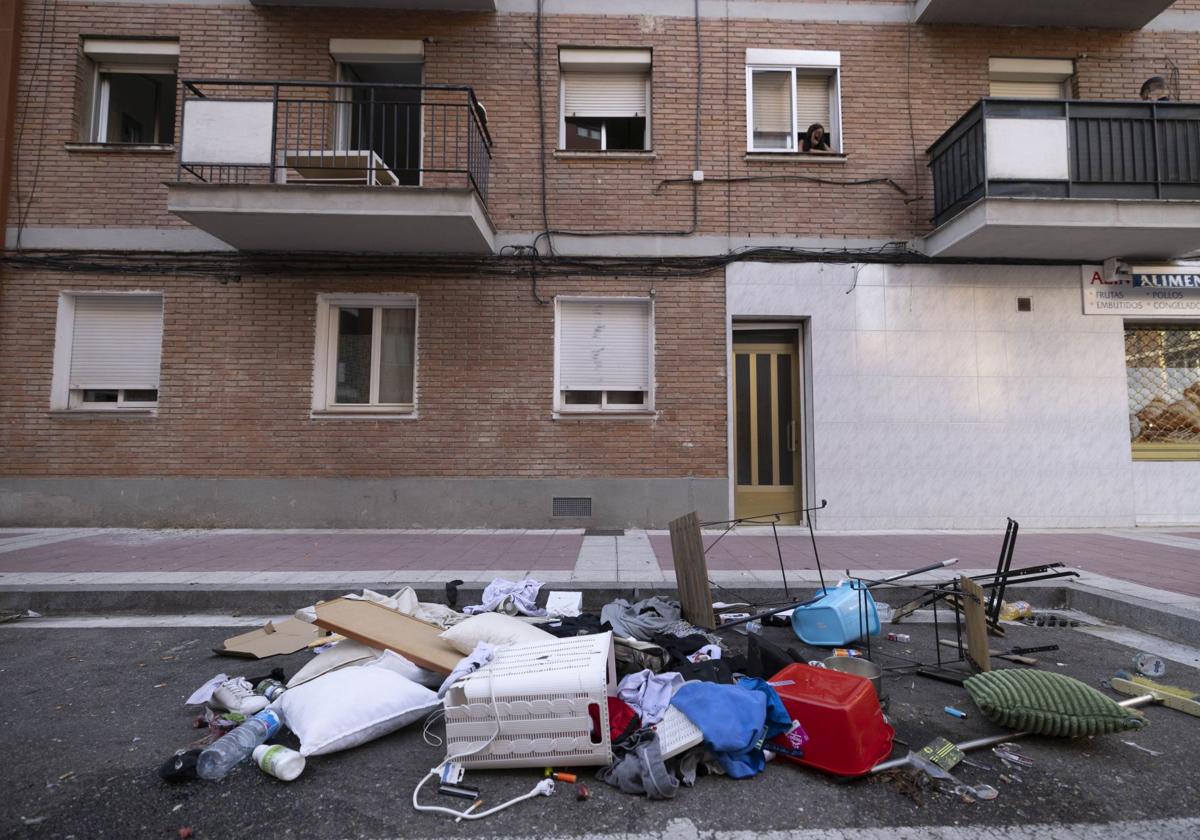 La montaña de enseres que dejó el a la postre arrestado en la calle Serafín.