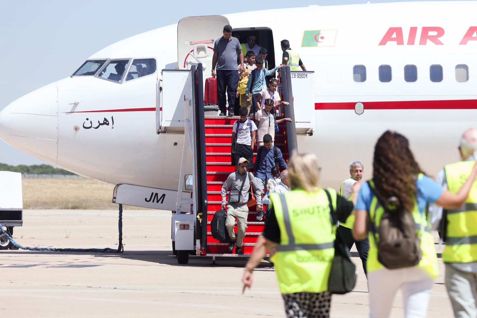 Llegada de los niños saharauis al aeropuerto de Villanubla.