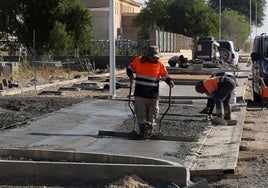 Operarios trabajan este jueves en el acerado de la urbanización del polígono de Los Hitales, en Bernuy de Porreros.