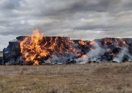 Pacas de paja ardiendo en uno de los incendios declarados en las últimas horas en Segovia.