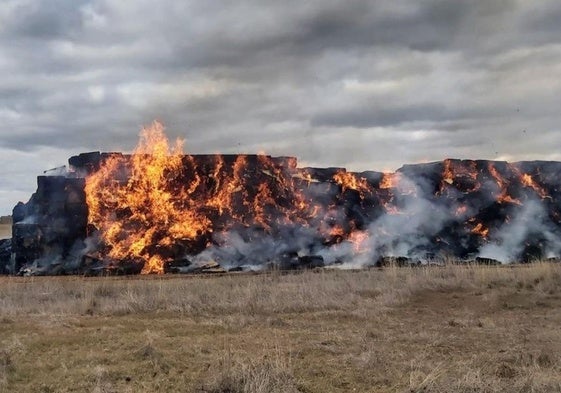 Pacas de paja ardiendo en uno de los incendios declarados en las últimas horas en Segovia.