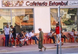 Vecinos de la localidad de Torre Pacheco pasan la tarde ayer en la terraza de la cafetería Estambul.