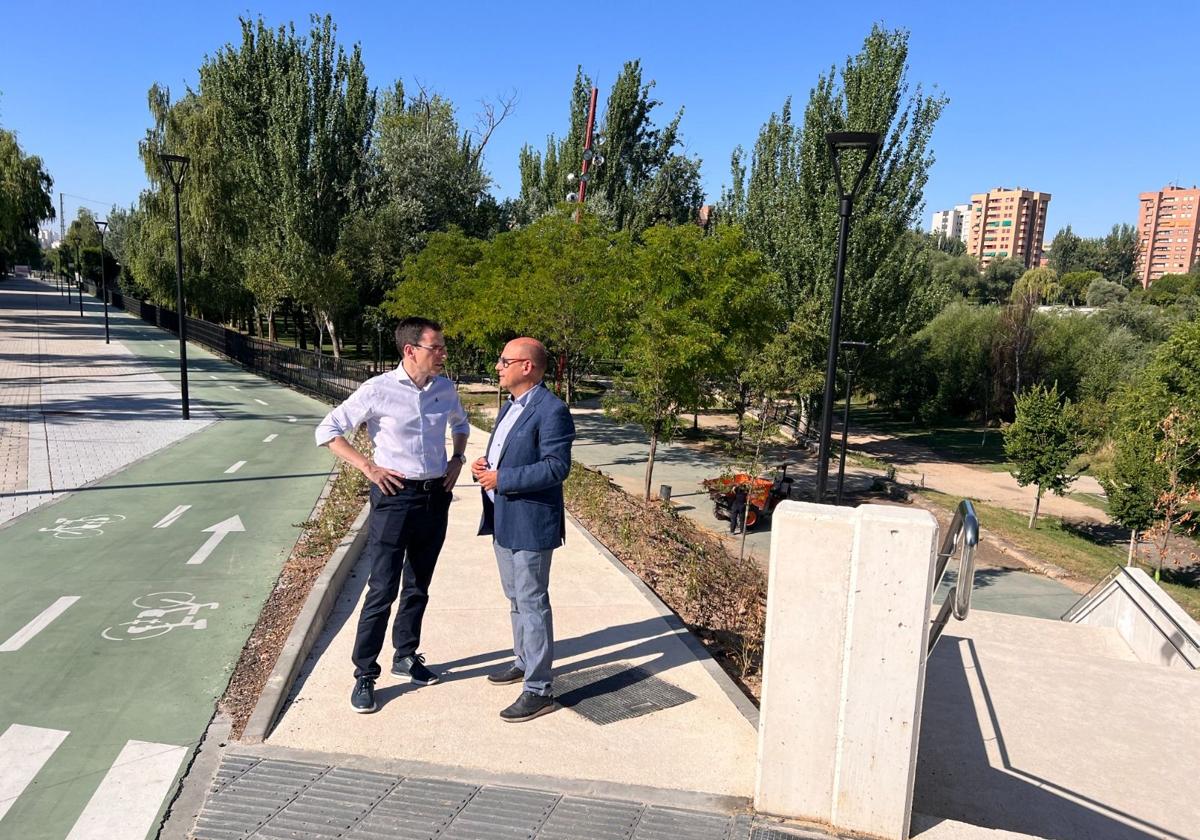 Pedro Herrero (izquierda) y Luis Vélez, portavoz y concejal del PSOE, este jueves junto a la nueva rampa que conduce a Las Moreras.