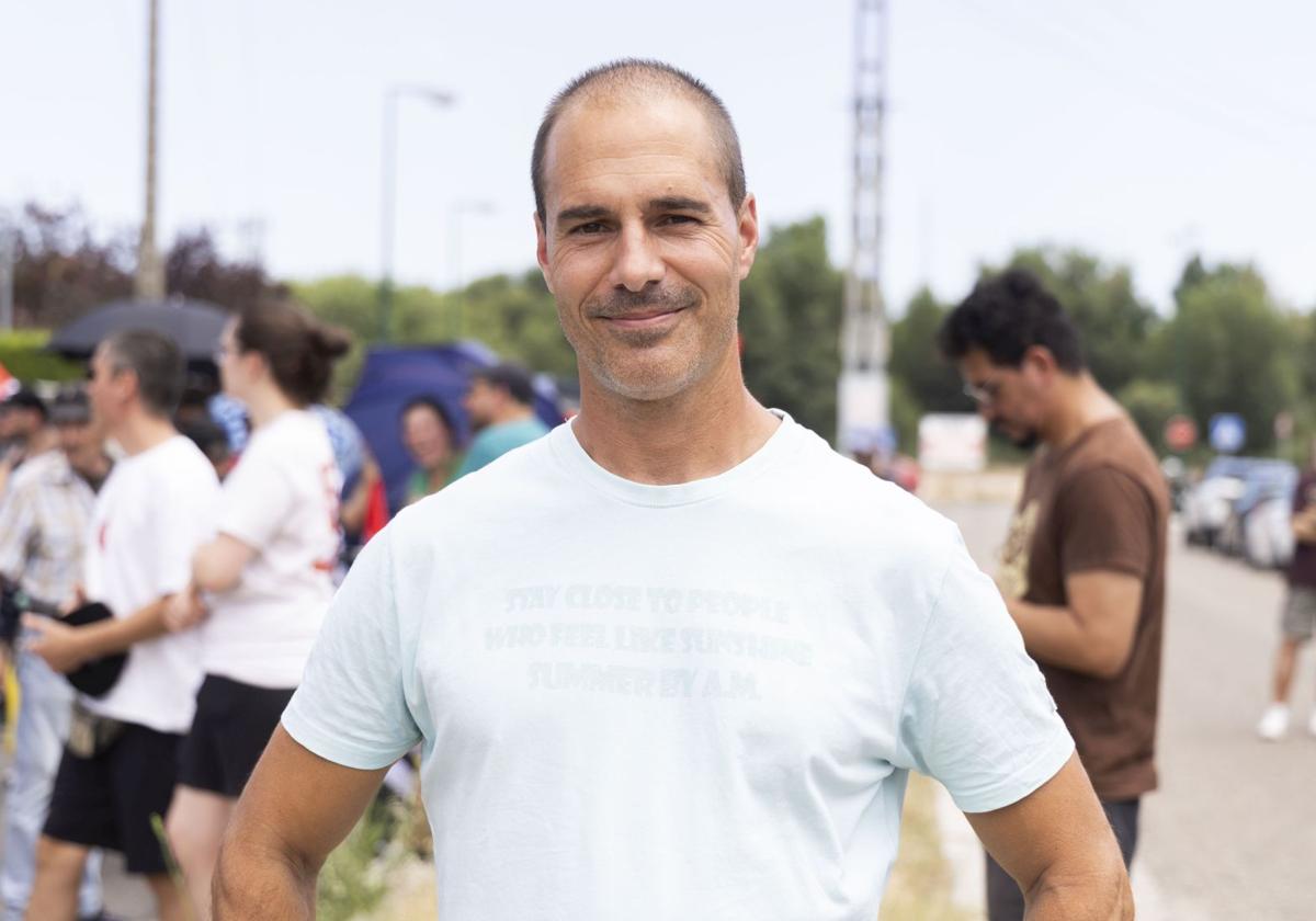 Carlos Maldonado junto a sus compañeros de Saeta en la protesta de este jueves ante la sede de la matriz Signify.