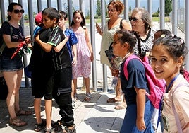 Abrazos y sonrisas de las familias de acogida y los niños saharauis que han llegado este jueves a Segovia,