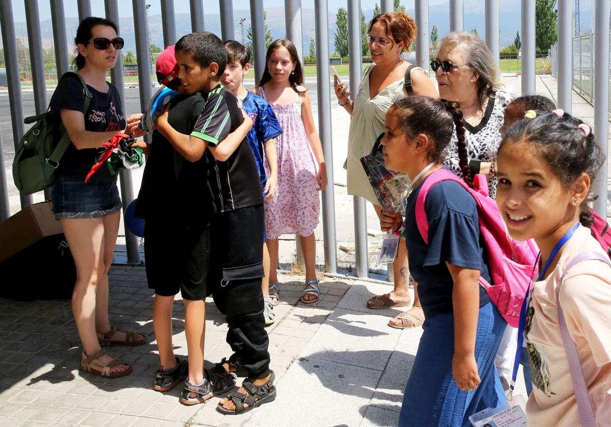 Abrazos y sonrisas de las familias de acogida y los niños saharauis que han llegado este jueves a Segovia,