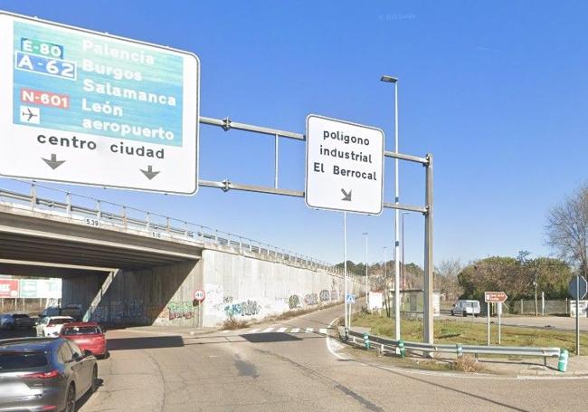 Incorporación que habrá que tomar, Polígono Industrial El Berrocal, para conectar con la A-62 en sentido Palencia-Salamanca.