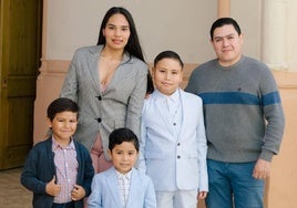 Yeison y Alejandra, junto a sus tres hijos, en una foto cedida por la familia.