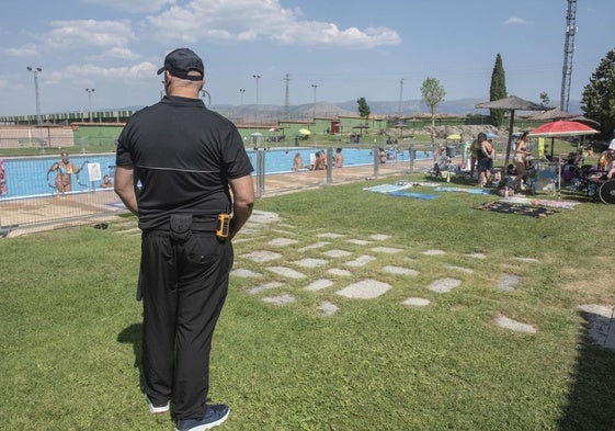 Un vigilante vela por la convivencia en la piscina de La Albuera el verano pasado.