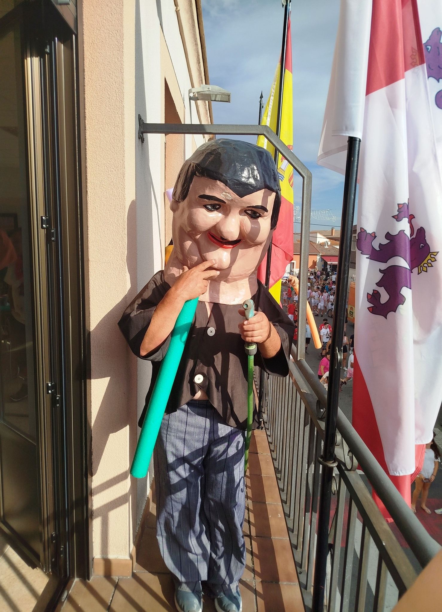 Uno de los cabezudos en el balcón del Ayuntamiento.