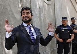 El eurodiputado Luis Pérez Fernández 'Alvise' atiende a la prensa tras comparecer ante el juez en el Tribunal Supremo este viernes.