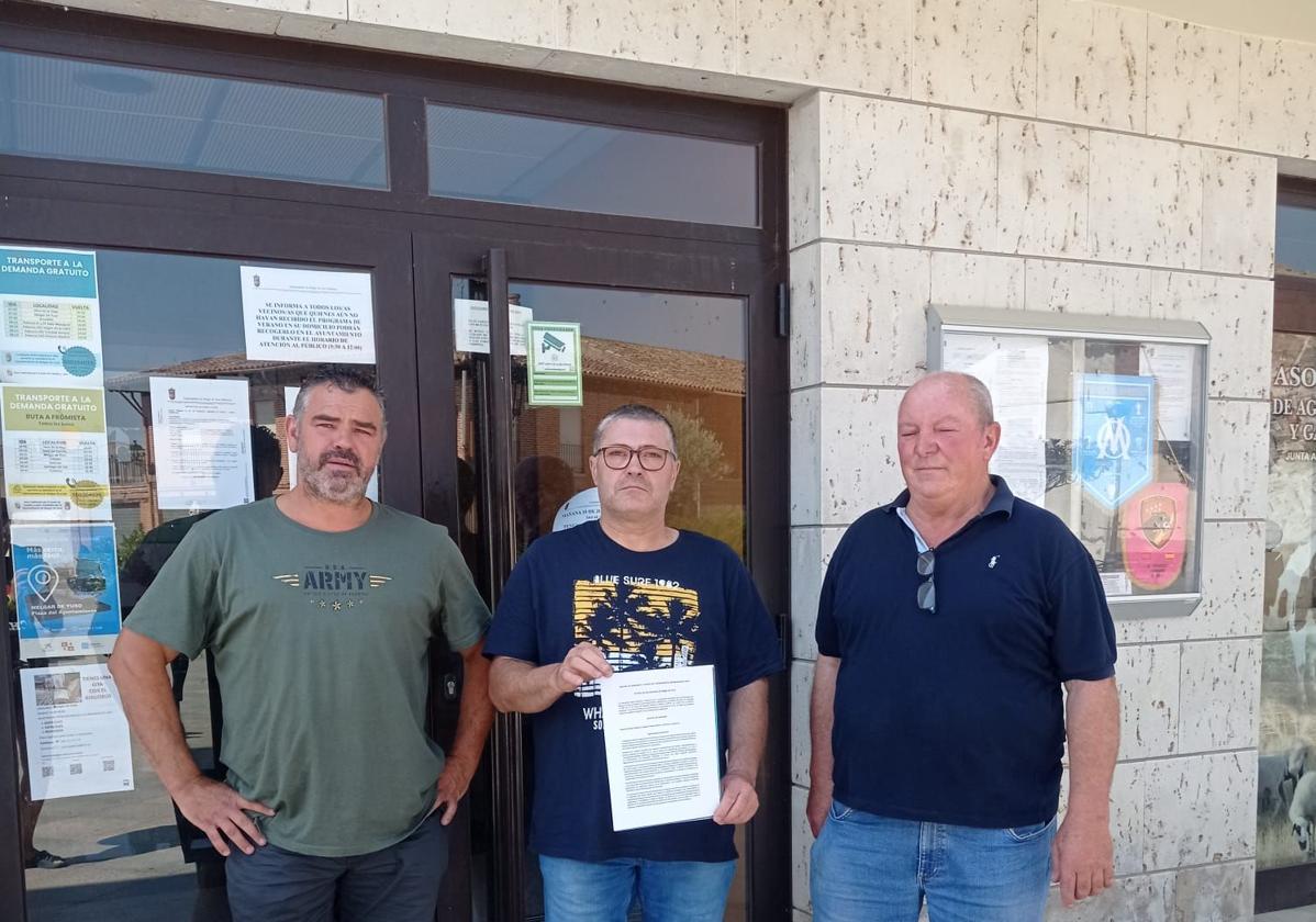 Los concejales tras registrar la moción de censura en Melgar de Yuso.
