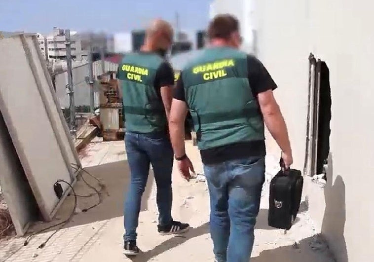 Dos agentes examinan uno de los butrones abiertos por los ladrones de cobre.