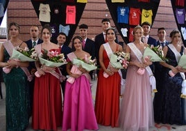 Las reinas salientes y las entrantes, con sus acompañantes
